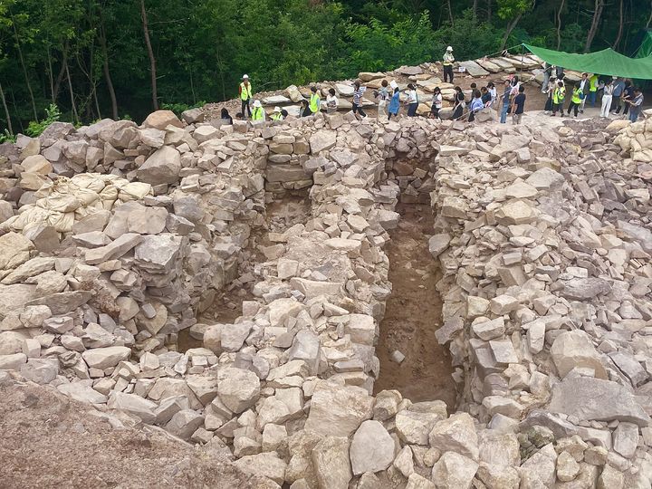 [대구=뉴시스] 정재익 기자 = 24일 오전 대구 북구 구암동 고분군 일대에서 제100∼102호분 발굴 조사 성과를 공개하는 현장설명회가 진행되고 있다. 2025.06.24. jjikk@newsis.com *재판매 및 DB 금지