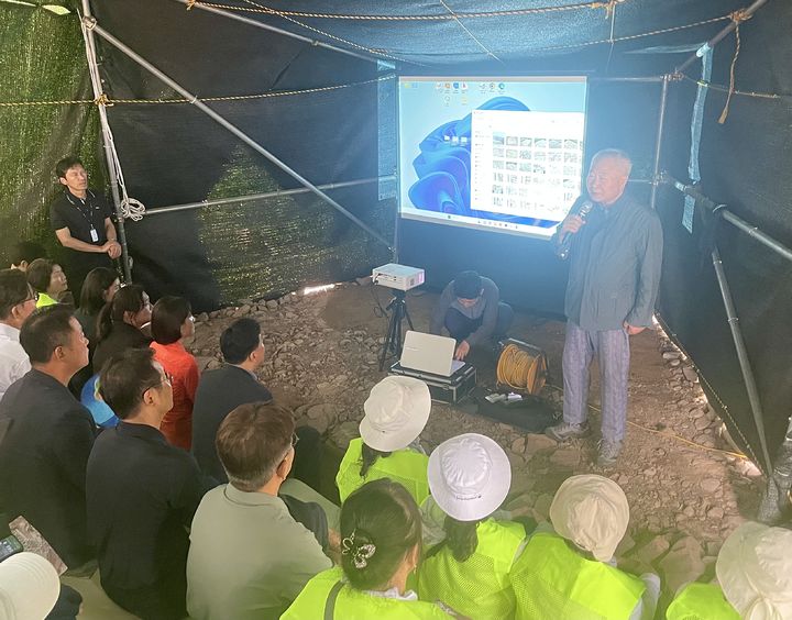 [대구=뉴시스] 정재익 기자 = 24일 오전 대구 북구 구암동 고분군 일대에서 제100∼102호분 발굴 조사 성과를 공개하는 현장설명회가 진행되고 있다. 2025.06.24. jjikk@newsis.com *재판매 및 DB 금지