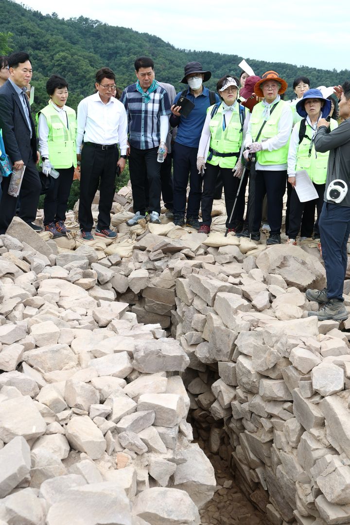 [대구=뉴시스] 정재익 기자 = 24일 오전 대구 북구 구암동 고분군 일대에서 제100∼102호분 발굴 조사 성과를 공개하는 현장설명회가 진행되고 있다. 2025.06.24. jjikk@newsis.com *재판매 및 DB 금지