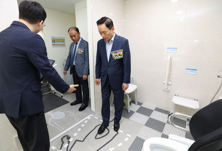 [서울=뉴시스] 강남종합사회복지관 개관식에서 체험홈 라운딩. 2025.06.24. (사진=강남구 제공) *재판매 및 DB 금지