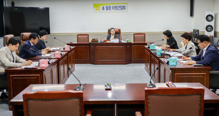 [광주=뉴시스] 광주 동구의회 의원들이 24일 의원간담회를 열고 있다. 동구의회는 민생경제가 위기 상황이라는 점에서 올해 하반기 예정돼 있던 공무국외연수를 전면 취소, 관련 예산을 모두 반납하기로 결정했다. (사진=광주 동구의회 제공) 2025.06.24. photo@newsis.com *재판매 및 DB 금지