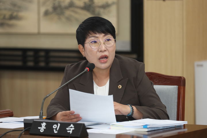 [제주=뉴시스] 홍인숙 제주도의원이 24일 오전 열린 제439회 제주도의회 제1차 정례회 예산결산특별위원회 회의에서 질의하고 있다. (사진=제주도의회 제공) 2025.06.24. photo@newsis.com *재판매 및 DB 금지