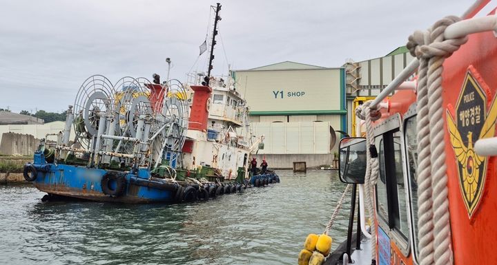 [울산=뉴시스] 24일 오전 9시24분께 울산항 한진부두에 정박 중인 89t 선박 A호가 침수돼 해경이 구조작업을 벌이고 있다. (사진=울산해영경찰서 제공) 2025.06.24. photo@newsis.com *재판매 및 DB 금지