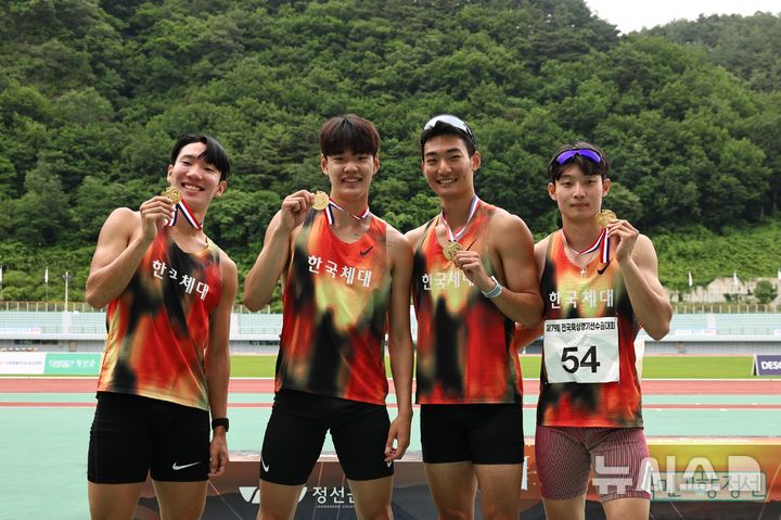 [서울=뉴시스]육상 남자 1600m 계주 대학부 한국 기록 세운 한국체대 (왼쪽부터) 김준성, 김승호, 조휘인, 김은섭. (사진=대한육상연맹 제공)