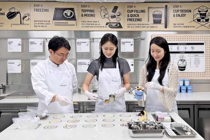 [서울=뉴시스] 한화갤러리아의 자회사 베러스쿱크리머리의 프리미엄 아이스크림 브랜드 '벤슨(Benson)'이 나만의 아이스크림 만들기 클래스 '마이 스쿱 스튜디오(My Scoop Studio)'를 오픈했다고 24일 밝혔다. (사진=한화갤러리아 제공) *재판매 및 DB 금지