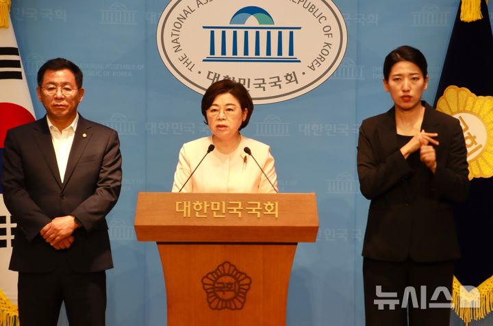 [포항=뉴시스] 송종욱 기자 = 국민의힘 포항지역구 김정재·이상휘 국회의원은 24일 국회에서 이재명 정부의 '영일만 대교' 건설 예산 삭감에 유감 표명하고, 국회 예산 심의 과정에서 전액 원상 회복을 촉구하고 있다. (사진=김정재 의원실 제공) 2025.06.24. photo@newsis.com