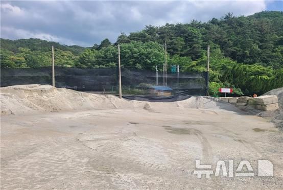 [광주=뉴시스]바닥이 보인 한 레미콘 공장 모래 야적장 전경 (사진=광주전남레미콘공업협동조합 제공)