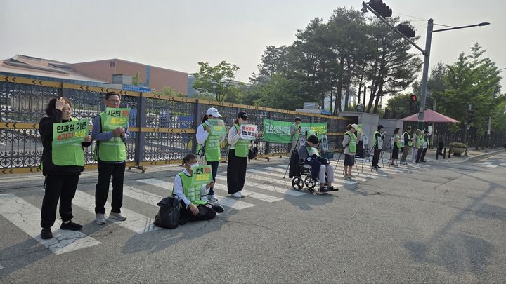 [서울=뉴시스] 코로나백신피해자가족협의회(코백회) 회원들이 지난 5월 28일 질병관리청을 방문해 항의하는 모습 (사진=코백회 제공) 2025.06.24. photo@newsis.com *재판매 및 DB 금지