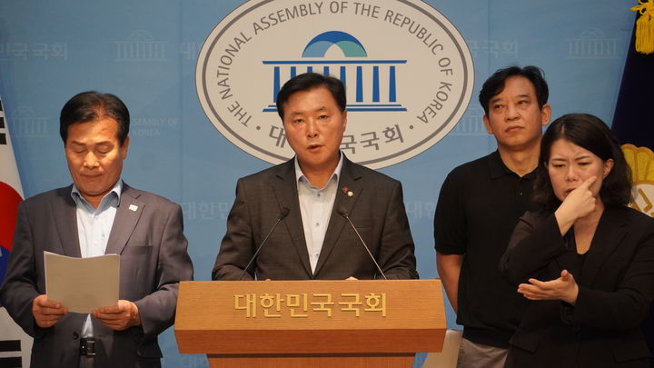 [여수=뉴시스] 24일 더불어민주당 주철현·조계원 국회의원이 국회에서 여수 고용위기지역 지정 촉구하고 있다. (사진=의원실 제공) 2025.06.24. photo@newsis.com *재판매 및 DB 금지