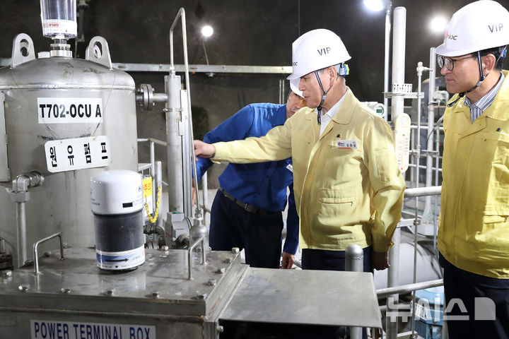 [세종=뉴시스]김동섭 한국석유공사 사장은 24일 오후 약 1400만 배럴의 원유를 저장하고 있는 울산비축기지를 찾아 비축유 재고 현황 및 입출하 시설 등 비상방출 준비태세 완비를 위한 현장점검을 실시했다.(사진=석유공사 제공)
