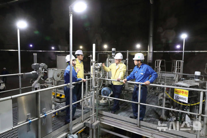 [세종=뉴시스]김동섭 한국석유공사 사장은 24일 오후 약 1400만 배럴의 원유를 저장하고 있는 울산비축기지를 찾아 비축유 재고 현황 및 입출하 시설 등 비상방출 준비태세 완비를 위한 현장점검을 실시했다.(사진=석유공사 제공)