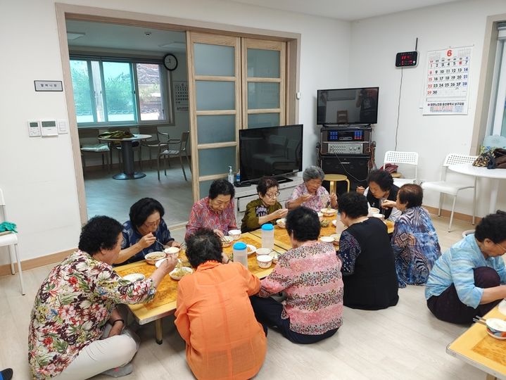 [울산=뉴시스] 울산 남구는 관내 경로당 30개소에 노인일자리 참여자 32명을 투입해 '경로당 급식 지원사업'을 시행 중이라고 24일 밝혔다. (사진=울산 남구 제공) 2025.06.24. photo@newsis.com *재판매 및 DB 금지