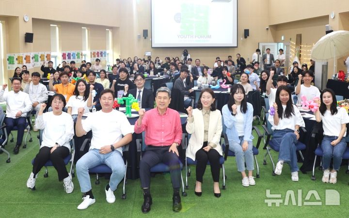 [포항=뉴시스] 송종욱 기자 = 경북 포항시가 청년의 목소리를 듣는 등 다양한 청년 정책을 수립, 추진해 청년 친화 도시로 도약한다. 사진은 지난해 포항청춘센터&청년창업플랫폼에서 '청년 주도형 정주 환경, 포항에서 답을 찾다'란 주제로 열린 청년 포럼 모습. (사진=포항시 제공) 2025.06.24. photo@newsis.com