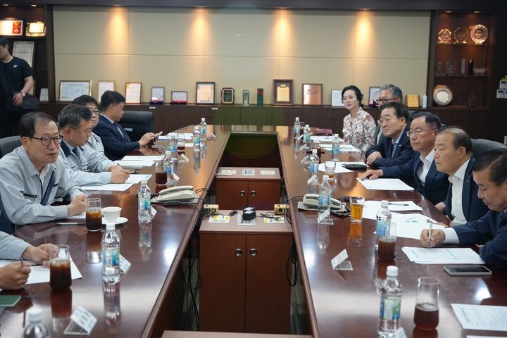 [부산=뉴시스] 양재생 부산상공회의소 회장을 비롯한 회장단 10여 명이 24일 플랜트용 피팅용 제조 전문기업인 태광을 찾아 철강업계 현황을 점검했다. (사진=부산상공회의소 제공) 2025.06.24. photo@newsis.com *재판매 및 DB 금지