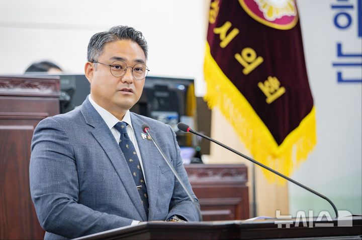 [화성=뉴시스]화성시의회 더불어민주당 김상균 의원이 조례안에 대한 제안 설명을 하고 있다.(사진=화성시의회 제공)2025.06.24.photo@newsis.com