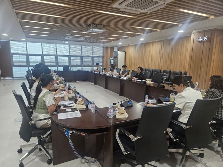 24일 시청 대회의실에서 '장애인 개인예산제 시범사업 중간 간담회'가 열리고 있다. (사진=익산시 제공) *재판매 및 DB 금지