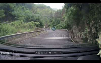 [뉴시스] 중국 저장성의 한 산길에서 3륜 차량이 빠르게 내려오다 커브에서 한쪽으로 기울어진 채 아찔한 주행을 펼치는 모습이 포착됐다. (사진=docnhanh) *재판매 및 DB 금지 *재판매 및 DB 금지