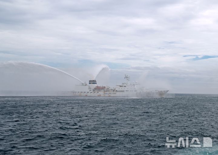 [제주=뉴시스] 해양경찰청과 행정안전부, 지자체, 소방 등이 25일 제주 서귀포시 우도 해상에서 범정부 합동 대응을 위한 '민·관·군 합동 수난 대비 기본 훈련'을 전개하고 있다. (사진=제주지방해양경찰청 제공) 2025.06.24. photo@newsis.com 