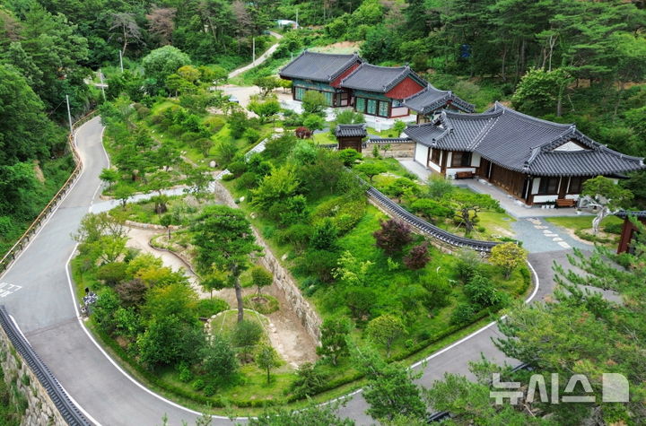 [포항=뉴시스] 송종욱 기자 = 경북 포항시 북구 신광면 호리에 있는 원법사 명상 정원이 전국 최초 '사찰형 민간 정원'으로 등록됐다. 사진은 원법사 명상 정원 전경. (사진=포항시 제공) 2025.06.24. photo@newsis.com