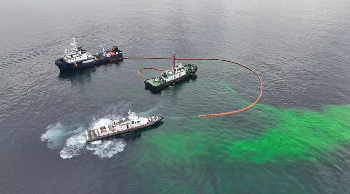 [속초=뉴시스] 속초 앞 바다에서 대규모 기름유출사고에 대비하기 위한 방제훈련이 실시되고 있다. (사진=뉴시스 DB). **위 사진은 기사 내용과 무관합니다 *재판매 및 DB 금지