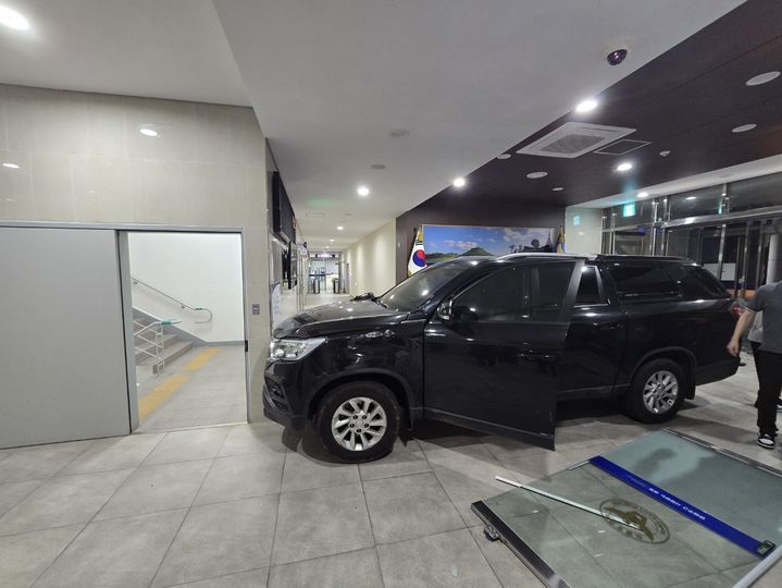 [여수=뉴시스] 23일 오후 전남 순천경찰서 현관문으로 SUV 차량이 돌진해있다. (사진=순천결찰서 제공) 2025.06.24. photo@newsis.com *재판매 및 DB 금지