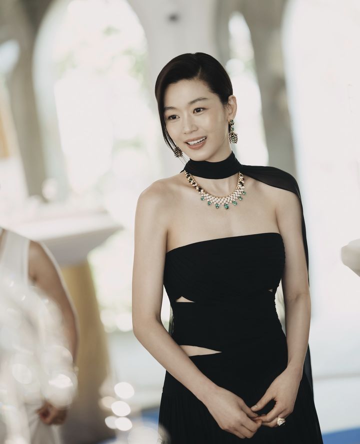 [서울=뉴시스] 전지현. (사진=피아제 인스타그램 캡처) 2025.06.24. photo@newsis.com *재판매 및 DB 금지