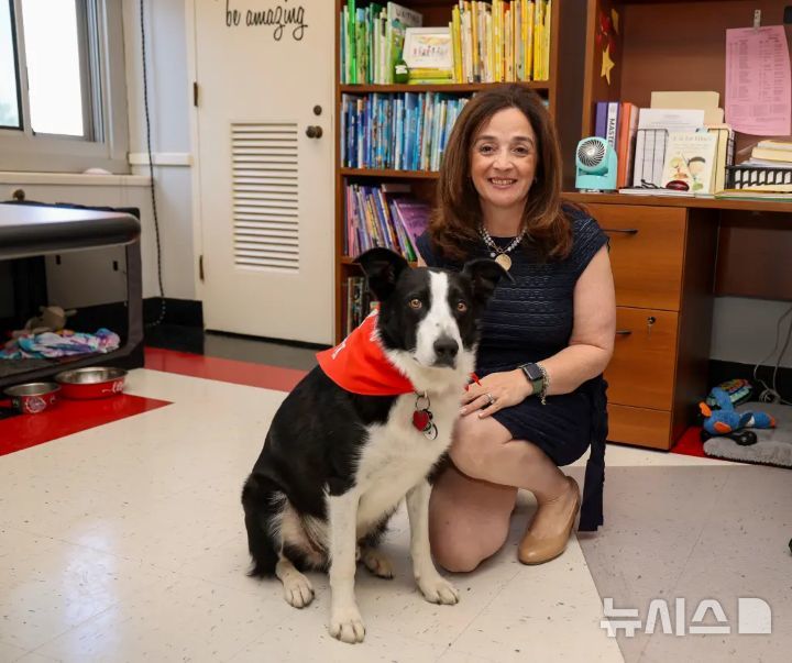 [뉴시스] 미국 뉴욕주 롱아일랜드의 한 초등학교가 훈련견을 도입해 거위 퇴치에 나섰다. 사진은 마이클 F. 스토크스 초등학교 앨리슨 애커먼 교장과 훈련견 턱의 모습. (사진=뉴욕포스트) 2025.06.23 