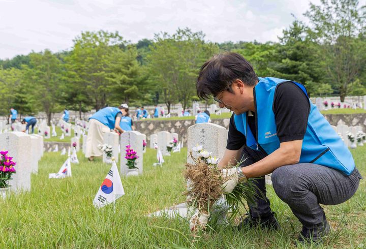 [서울=뉴시스] 정총철 CFS 대표이사가 현충원에서 봉사활동을 진행하고 있다 (사진=쿠팡 제공) *재판매 및 DB 금지