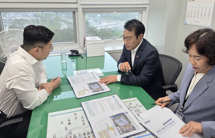 [남원=뉴시스] 24일 남원시의 2026년도 정부예산 확보차 기획재정부를 방문한 최경식 시장(가운데)이 기후환경예산과장을 만나 시가 추진하는 바이오가스 활용 미꾸리 양식단지 에너지 효율화 사업에 대해 설명하고 있다. *재판매 및 DB 금지