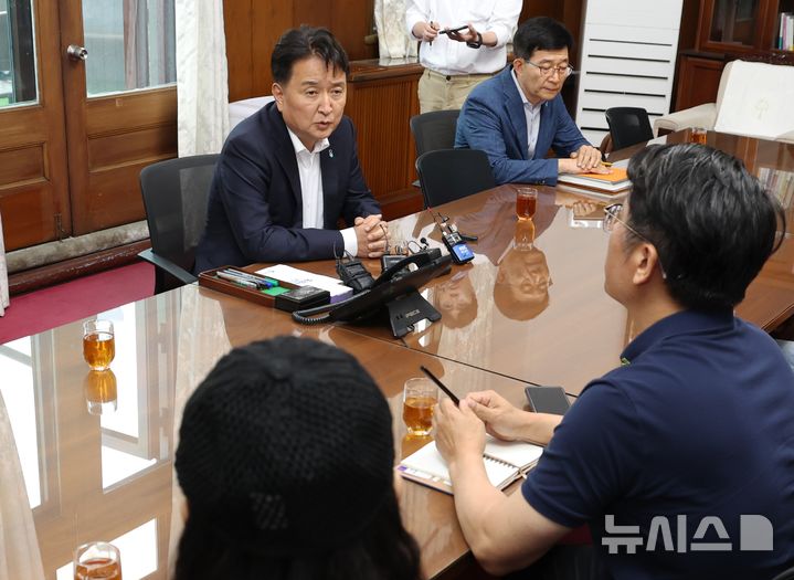 [청주=뉴시스] 김영환 충북지사와 오송참사 유가족·생존자들이 24일 충북 청주시 상당구 충북도청 여는마당에서 면담을 하고 있다. (사진=충북도 제공) 2025.06.24. photo@newis.com *재판매 및 DB 금지