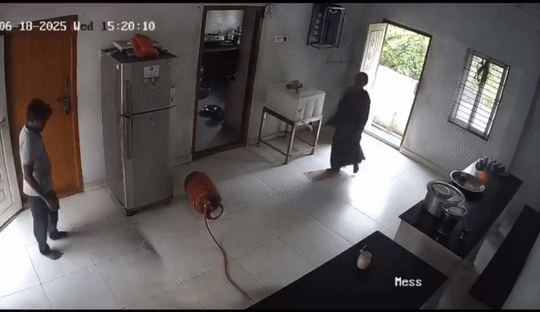 [뉴시스] 18일 인도에서 가스 누출로 폭발한 집에서 문과 창문을 열어둔 덕분에 남녀가 기적처럼 탈출했다. (사진=X) 2025.06.23 *재판매 및 DB 금지 *재판매 및 DB 금지