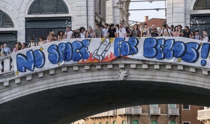 [서울=뉴시스] 아마존 창업자 제프 베이조스가 이탈리아 베니스에서 초호화 결혼식을 계획했지만 현지 시민들의 반발에 장소 변경을 검토 중인 것으로 알려졌다. (사진=@ereguly 엑스 캡처) 2025.06.24 *재판매 및 DB 금지