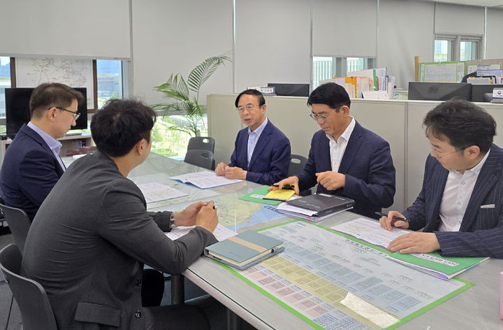 [임실=뉴시스] 지난 23일 정부세종청사 국토교통부를 방문한 심민 임실군수(오른쪽 세번째)가 임실역 KTX 정차에 대한 당위성을 설명하고 있다. (사진=임실군 제공) 2025.06.24. photo@newsis.com *재판매 및 DB 금지