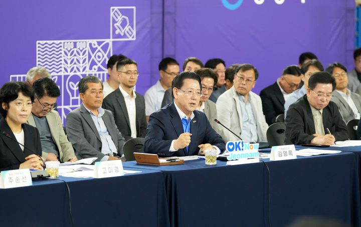 [광양=뉴시스] 김영록 전라남도지사가 24일 광양시 성황스포츠센터에서 열린 ‘광양시 정책비전 투어’ 행사에 참석해 질문에 답변을 하고 있다. (사진=전남도 제공) 2025.06.24. photo@newsis.com *재판매 및 DB 금지