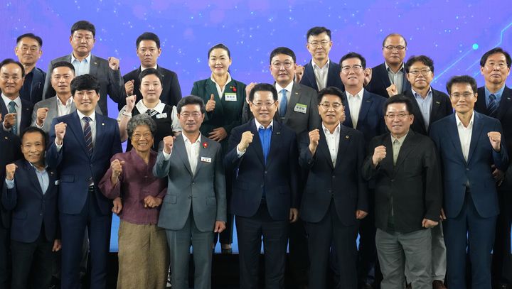 [광양=뉴시스] 김영록 전라남도지사가 24일 광양시 성황스포츠센터에서 열린 ‘광양시 정책비전 투어’ 행사에 참석해 주요 내빈들과 기념촬영을 하고 있다. (사진=전남도 제공) 2025.06.24. photo@newsis.com *재판매 및 DB 금지