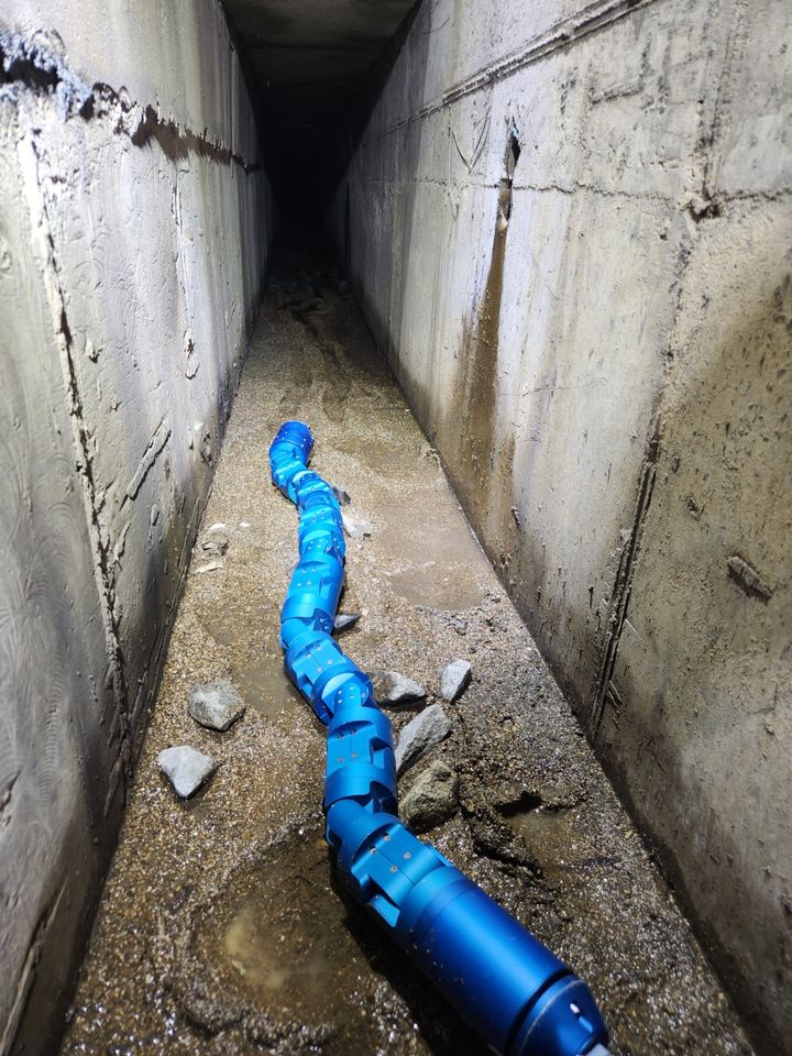 [진주=뉴시스]국토안전관리원, 폭 40㎝의 배수로에서 탐사 중인 뱀 로봇 모습.(사진=국토안전관리원 제공).2025.06.24.photo@newsis.com *재판매 및 DB 금지