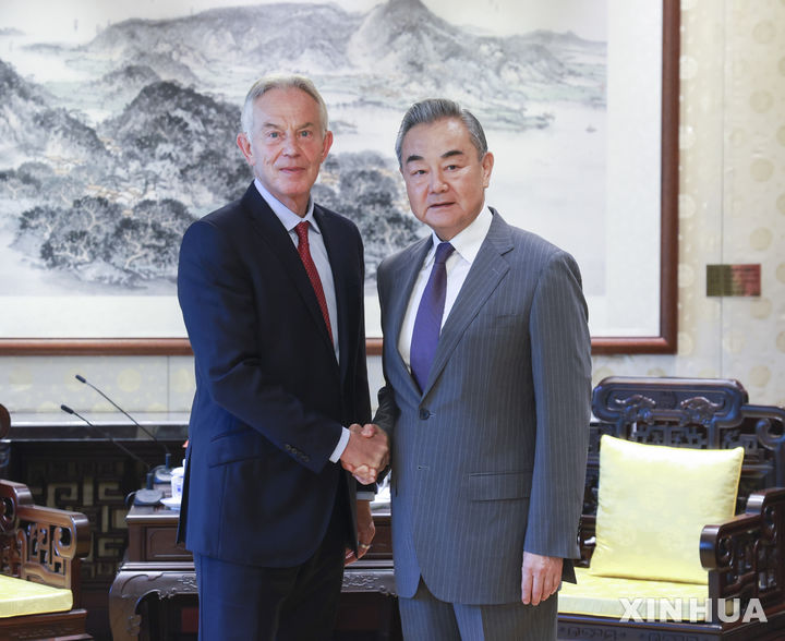 [베이징=신화/뉴시스] 왕이 중국 공산당 중앙정치국 위원 겸 외교부장이 23일 베이징에서 토니 블레어 전 영국 총리와 만나 악수하고 있다. 2025.06.24