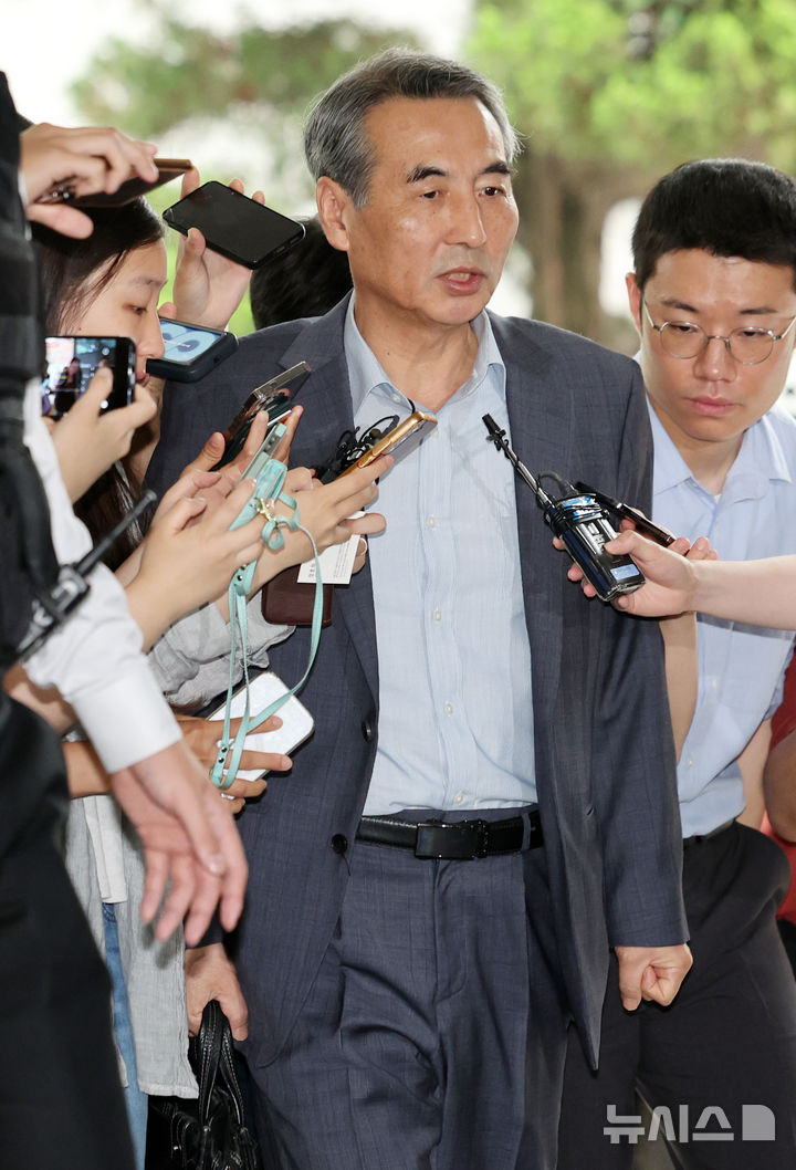 [서울=뉴시스] 이영환 기자 = 김건희 여사 의혹을 수사하는 민중기 특별검사가 24일 오전 서울 서초구의 사무실로 출근하며 취재진의 질문에 답하고 있다. 2025.06.24. 20hwan@newsis.com