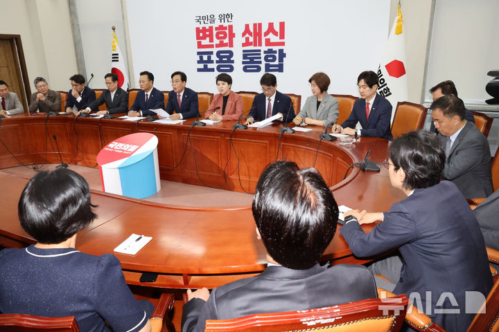 [서울=뉴시스] 김명년 기자 = 송언석 국민의힘 원내대표가 24일 오전 서울 여의도 국회에서 열린 원내대책회의에서 발언하고 있다. 2025.06.24. kmn@newsis.com