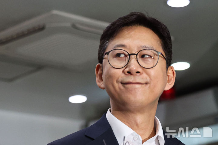 [서울=뉴시스] 권창회 기자 = 배경훈 과학기술정보통신부 장관 후보자가 24일 오전 서울 종로구 광화문 우체국에 마련된 인사청문회 준비 집무실로 출근하며 취재진 질문을 듣고 있다. 2025.06.24. kch0523@newsis.com