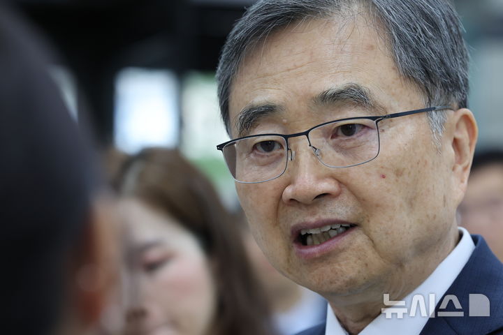 [서울=뉴시스] 황준선 기자 = 조현 외교부 장관 후보자가 24일 오전 서울 종로구 대우빌딩에 마련된 인사청문회 준비 사무실로 출근하며 취재진의 질문에 답변하고 있다. 2025.06.24. hwang@newsis.com