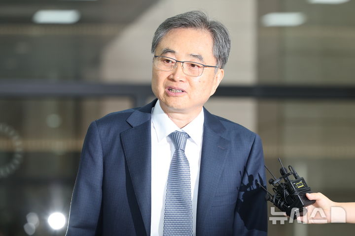 [서울=뉴시스] 황준선 기자 = 조현 외교부 장관 후보자가 24일 오전 서울 종로구 대우빌딩에 마련된 인사청문회 준비 사무실로 출근하며 취재진의 질문에 답변하고 있다. 2025.06.24. hwang@newsis.com