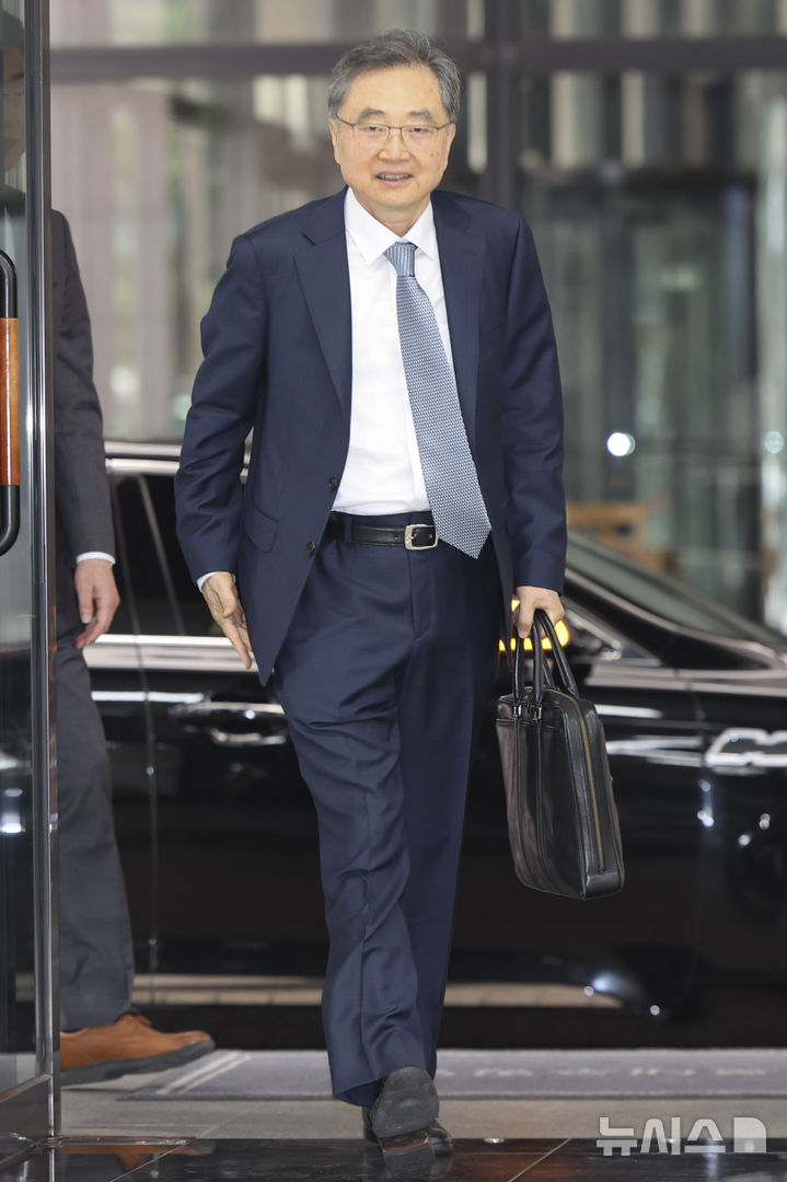[서울=뉴시스] 황준선 기자 = 조현 외교부 장관 후보자가 24일 오전 서울 종로구 대우빌딩에 마련된 인사청문회 준비 사무실로 출근하고 있다. 2025.06.24. hwang@newsis.com