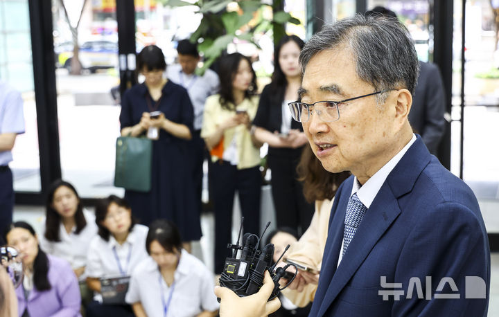 [서울=뉴시스] 황준선 기자 = 조현 외교부 장관 후보자가 24일 오전 서울 종로구 대우빌딩에 마련된 인사청문회 준비 사무실로 출근하며 취재진의 질문에 답변하고 있다. 2025.06.24. hwang@newsis.com