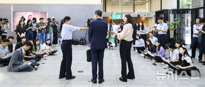 [서울=뉴시스] 황준선 기자 = 조현 외교부 장관 후보자가 24일 오전 서울 종로구 대우빌딩에 마련된 인사청문회 준비 사무실로 출근하며 취재진의 질문에 답변하고 있다. 2025.06.24. hwang@newsis.com