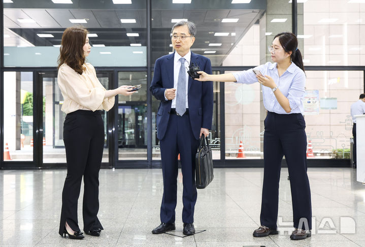 [서울=뉴시스] 황준선 기자 = 조현 외교부 장관 후보자가 24일 오전 서울 종로구 대우빌딩에 마련된 인사청문회 준비 사무실로 출근하며 취재진의 질문에 답변하고 있다. 2025.06.24. hwang@newsis.com