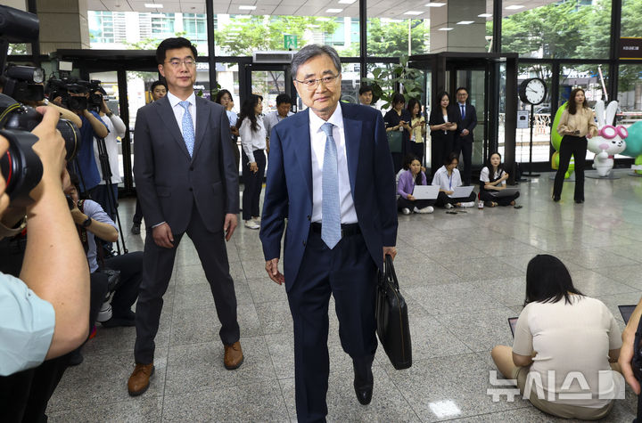 [서울=뉴시스] 황준선 기자 = 조현 외교부 장관 후보자가 24일 오전 서울 종로구 대우빌딩에 마련된 인사청문회 준비 사무실로 출근하고 있다. 2025.06.24. hwang@newsis.com