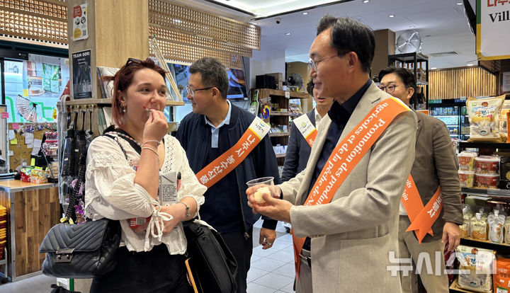 윤병태 나주시장이 프랑스 파리 에이스마트 루브르점에서 현지인들을 상대로 나주 농수산식품을 홍보하고 있다. (사진=나주시 제공) photo@newsis.com