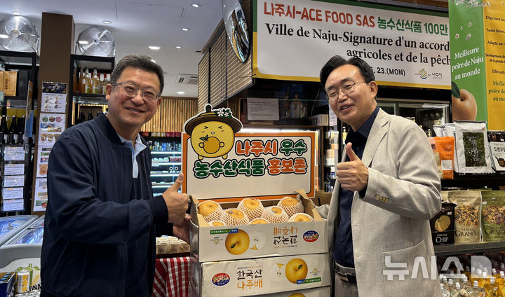 프랑스 파리 에이스마트 루브르점에서 나주배 홍보에 나선 윤병태 나주시장. (사진=나주시 제공) photo@newsis.com