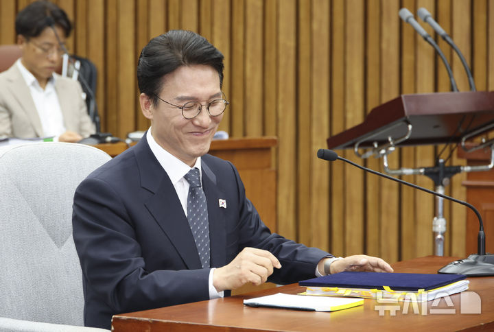 [서울=뉴시스] 김금보 기자 = 김민석 국무총리 후보자가 24일 서울 여의도 국회에서 열린 인사청문회에서 선서를 하고 있다. 2025.06.24. kgb@newsis.com